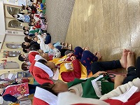 サンタさんを見つめる子どもたち