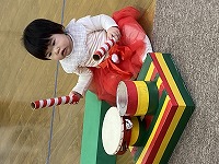 太鼓を叩く子ども