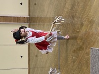 マツケンサンバを踊る子ども