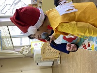 サンタさんに質問をする子ども