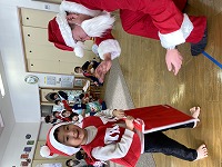 サンタさんからプレゼントをもらう子ども