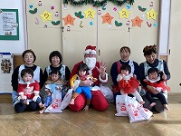 サンタさんと一緒に集合写真