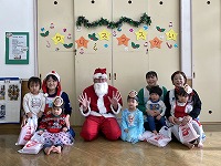 サンタさんと一緒に集合写真