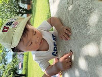 ダンゴムシを見ている子ども