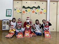 サンタさんと一緒に集合写真