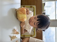 玉ねぎの皮をむいている女の子