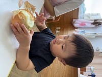 玉ねぎの皮をむいている男の子
