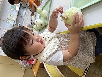玉ねぎの皮をむいている女の子