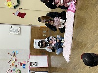 クリスマス会で手遊びを披露している