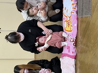 クリスマス会で手遊びを披露している