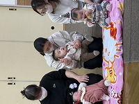 クリスマス会で手遊びを披露している