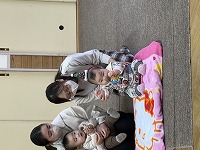 クリスマス会で手遊びを披露している