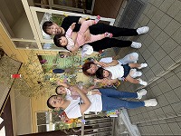 笹竹の前で集合写真