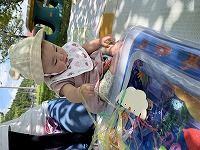 公園で日光浴をする赤ちゃん