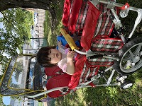 ４人乗りベビーカーを体験する赤ちゃん