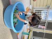 氷に触れる子ども