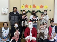 サンタさんと一緒に集合写真