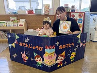 誕生日ボードの前で記念撮影
