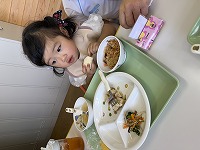 幼児食を食べる子ども