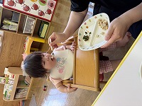 離乳食を食べる赤ちゃん