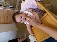 離乳食を食べる赤ちゃん