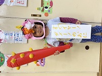 すぐイヤー、だめーの鬼を紹介する子ども