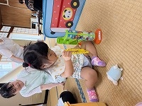 玩具で遊ぶ子ども
