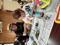 テラリウム作りをする保護者