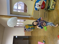 風船を飛ばす子ども