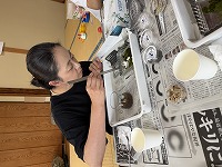 テラリウムを作る保護者