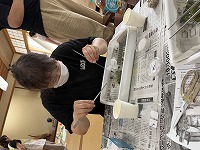 テラリウムを作る保護者
