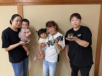 参加者３組で完成したテラリウムと集合写真