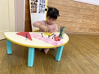 お絵描きを楽しむ子ども