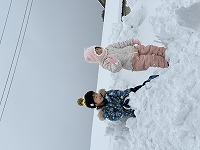 雪山に登っている子ども