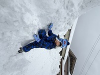 雪山に登っている子ども