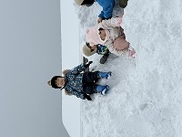 雪山に登っている子ども