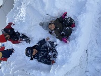 ふわふわの雪の感触を楽しむ子どもたち
