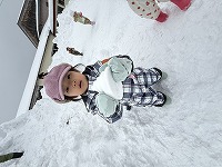 雪遊びをしている子ども