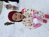 雪遊びをしている子ども