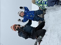 雪遊びをしている子ども