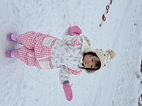 雪遊びをしている子ども