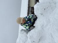 雪山に登っている子ども