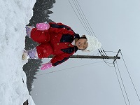 雪山に登っている子ども