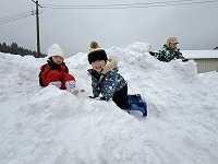 雪山に登っている子ども