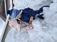 雪山に登っている子ども