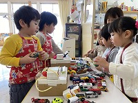 １歳児と思せやさんをする２歳児