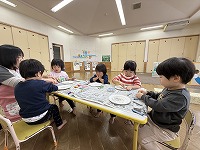 コマを作りを楽しんでいる子ども達