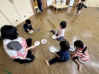 完成したコマを回して遊んでいる子ども達