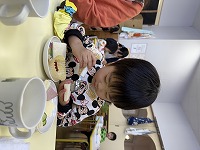 サンドイッチを作っている子ども