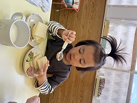 サンドイッチを作っている子ども